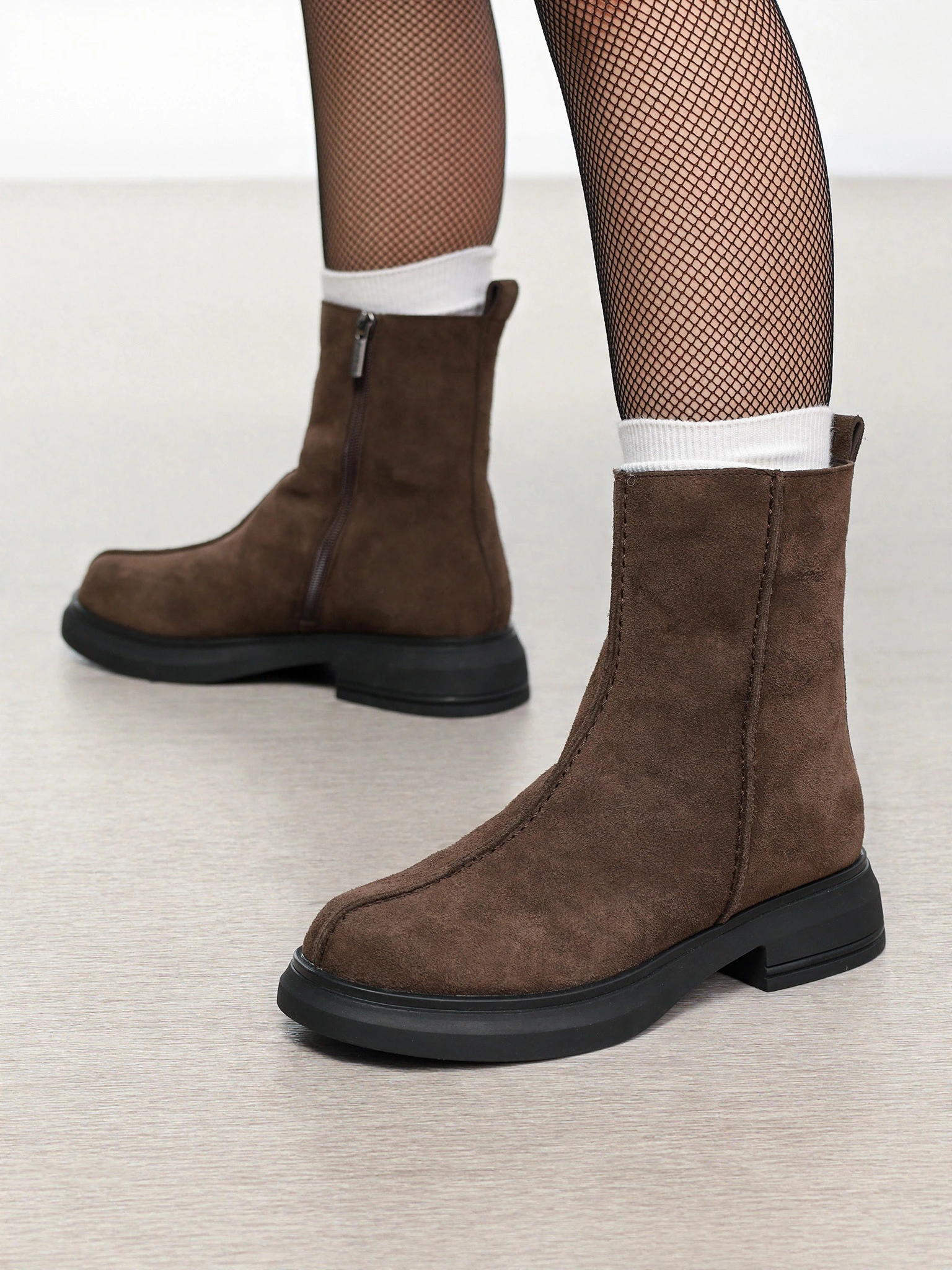 Ботинки коричневого цвета из натуральной замши на среднем широком каблуке